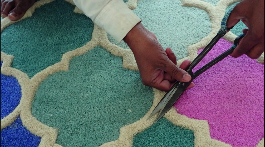 Scopri come rifiniscono i tappeti moderni design